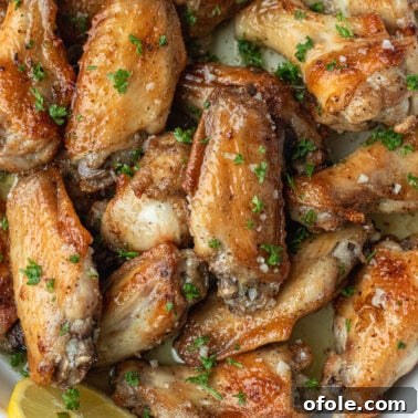 Close up image of chicken wings.